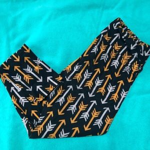 LuLaRoe black leggings with yellow & white arrows